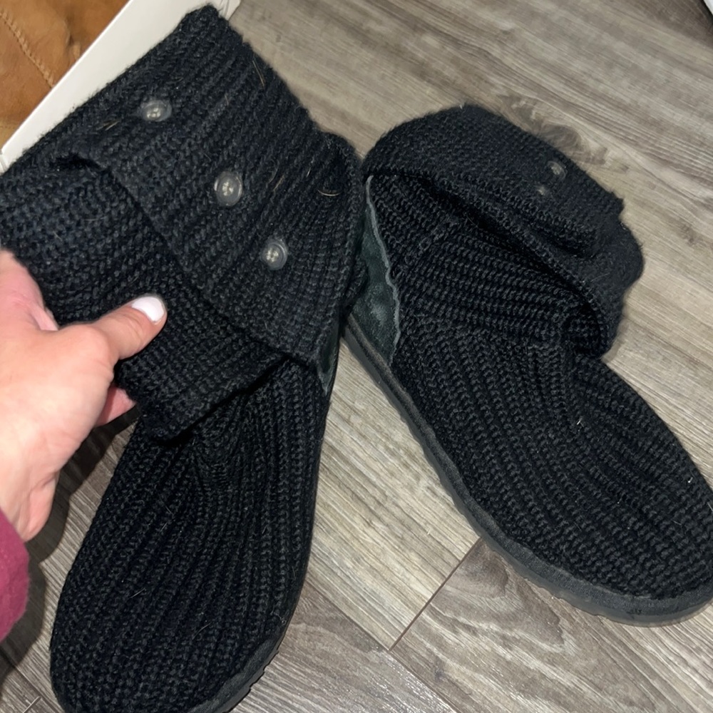 Black knit Uggs